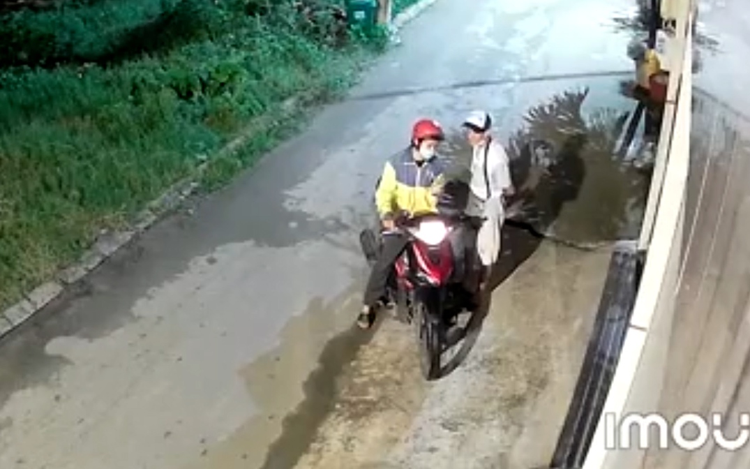 Người phụ nữ bán vé số thoát nạn khi bị nước lũ cuốn trôi cùng xe máy- Ảnh 2.