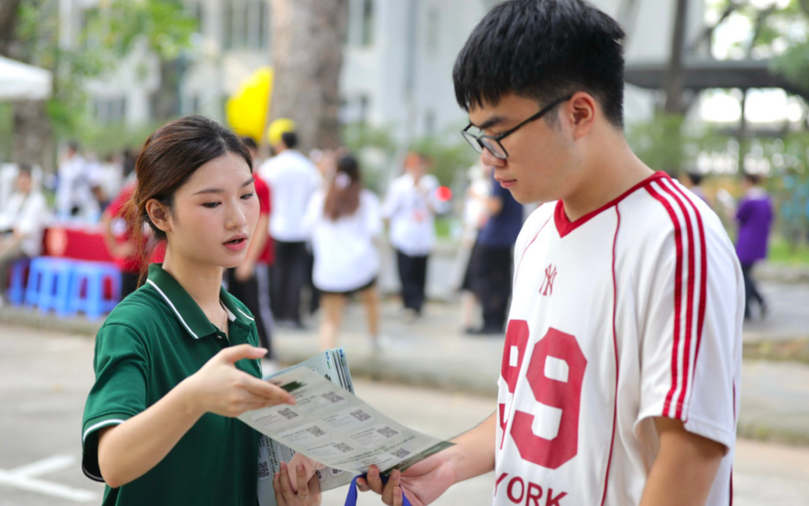 Thí sinh cẩn trọng với &quot;bẫy&quot; điểm sàn xét tuyển đại học 2025