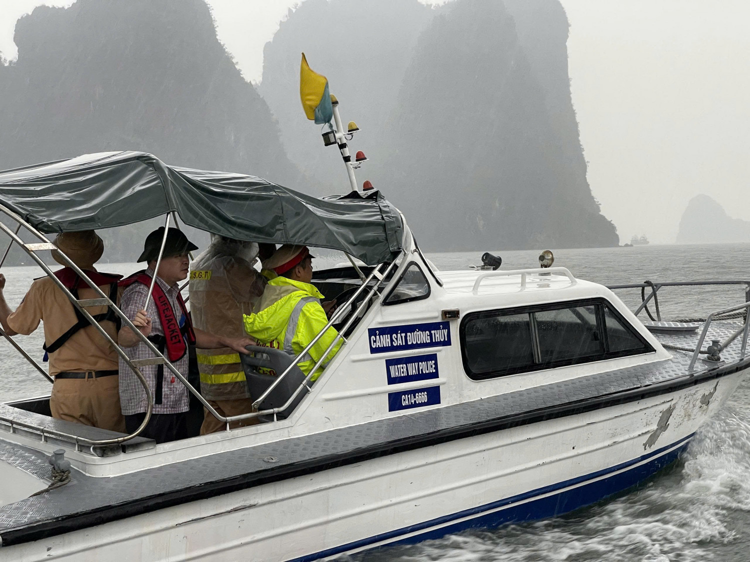 Quảng Ninh: Hủy chuyến bay, dừng khai thác hầm lò để ứng phó với bão số 3- Ảnh 2. Quảng Ninh: Hủy chuyến bay, dừng khai thác hầm lò để ứng phó với bão số 3- Ảnh 2.