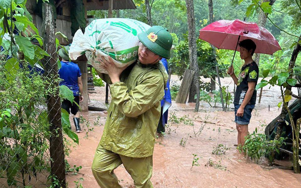 Công an, bộ đội căng mình giúp dân trong lũ
