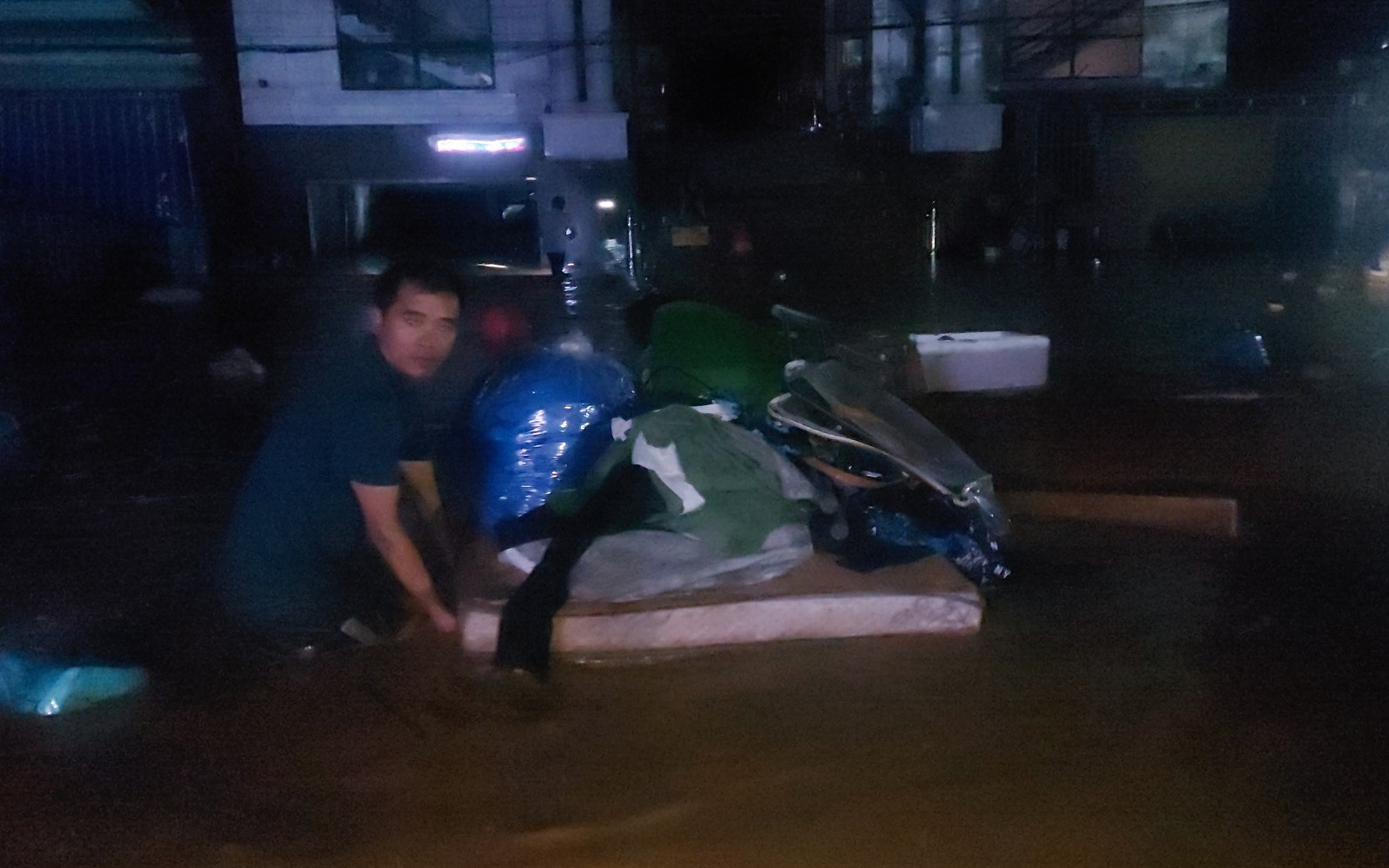 Mưa chưa ngớt, lũ cuồn cuộn dâng cao, hàng trăm hộ dân chạy lũ trong đêm ở Mường Xén