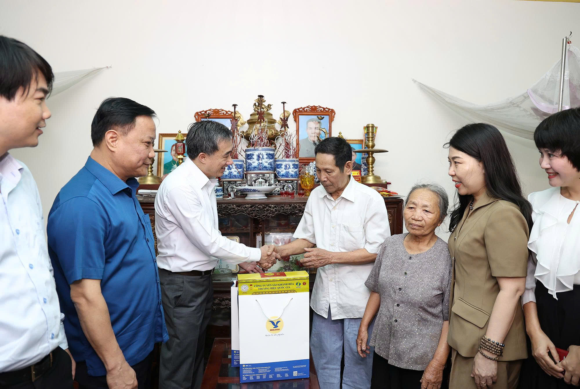 Thứ trưởng Bộ Y tế Trần Văn Thuấn thăm, tri ân các gia đình thương binh, liệt sĩ ở Hưng Yên- Ảnh 2. Thứ trưởng Bộ Y tế Trần Văn Thuấn thăm, tri ân các gia đình thương binh, liệt sĩ ở Hưng Yên- Ảnh 2.