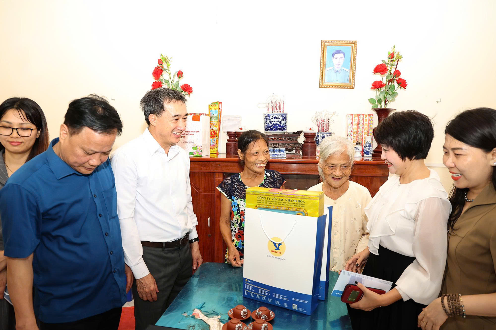 Thứ trưởng Bộ Y tế Trần Văn Thuấn thăm, tri ân các gia đình thương binh, liệt sĩ ở Hưng Yên- Ảnh 1. Thứ trưởng Bộ Y tế Trần Văn Thuấn thăm, tri ân các gia đình thương binh, liệt sĩ ở Hưng Yên- Ảnh 1.