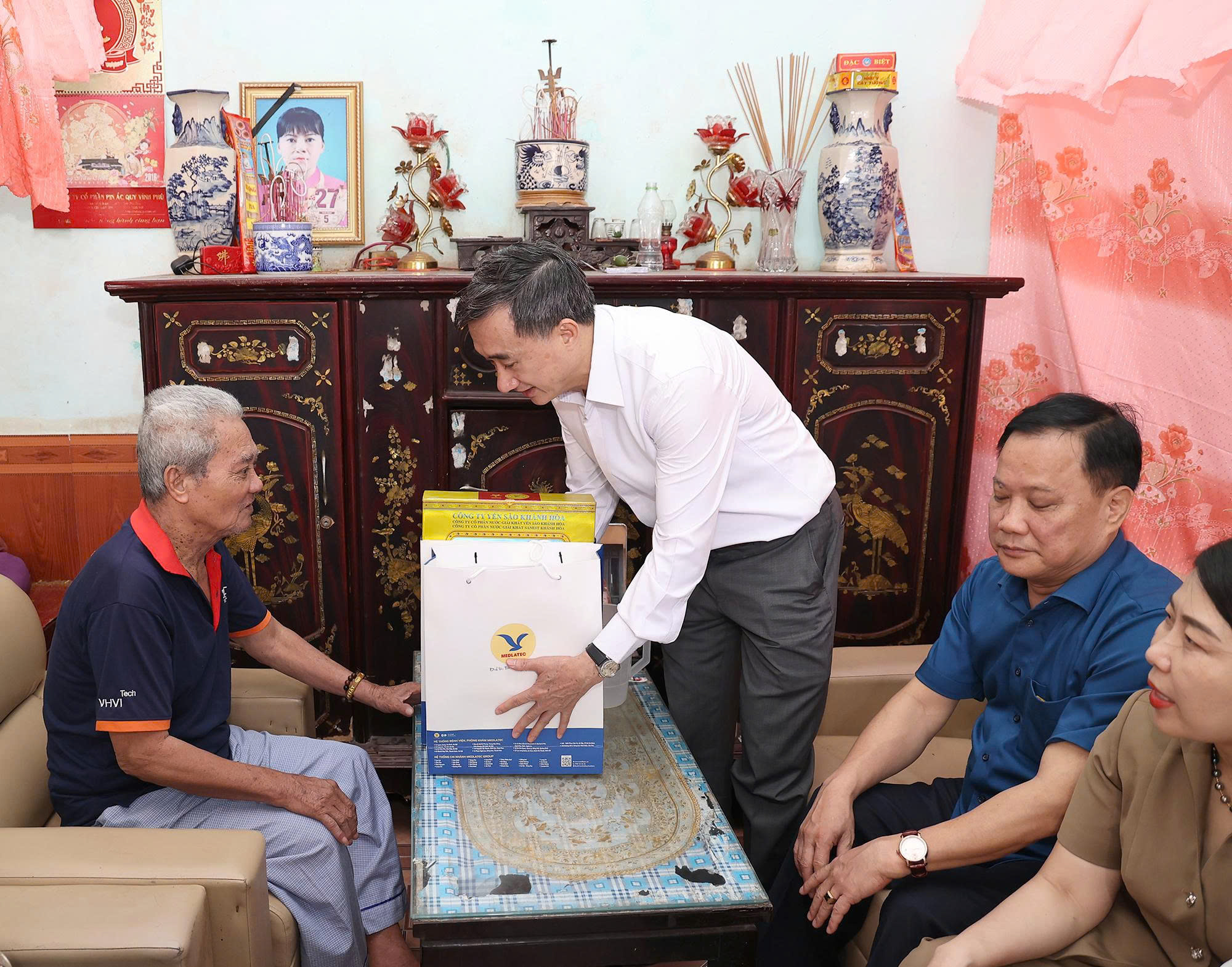 Thứ trưởng Bộ Y tế Trần Văn Thuấn thăm, tri ân các gia đình thương binh, liệt sĩ ở Hưng Yên- Ảnh 6. Thứ trưởng Bộ Y tế Trần Văn Thuấn thăm, tri ân các gia đình thương binh, liệt sĩ ở Hưng Yên- Ảnh 6.