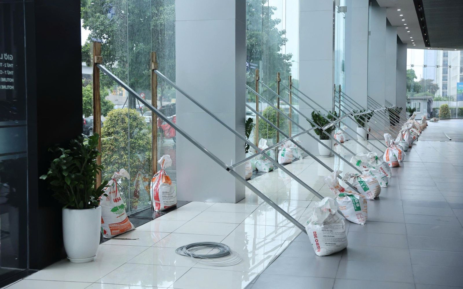 Người dân Thủ đô chằng chống nhà cửa sẵn sàng ứng phó bão Wipha