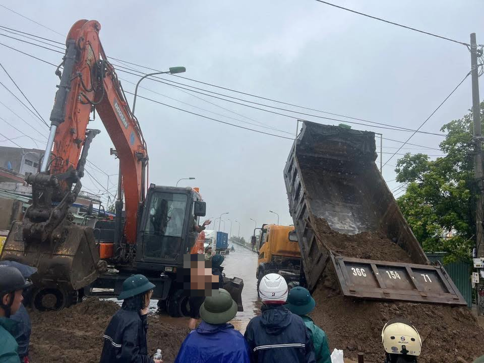 Vỡ đê bối hữu sông Thái Bình, 27 hộ dân phải sơ tán khẩn cấp- Ảnh 3. Vỡ đê bối hữu sông Thái Bình, 27 hộ dân phải sơ tán khẩn cấp- Ảnh 3.
