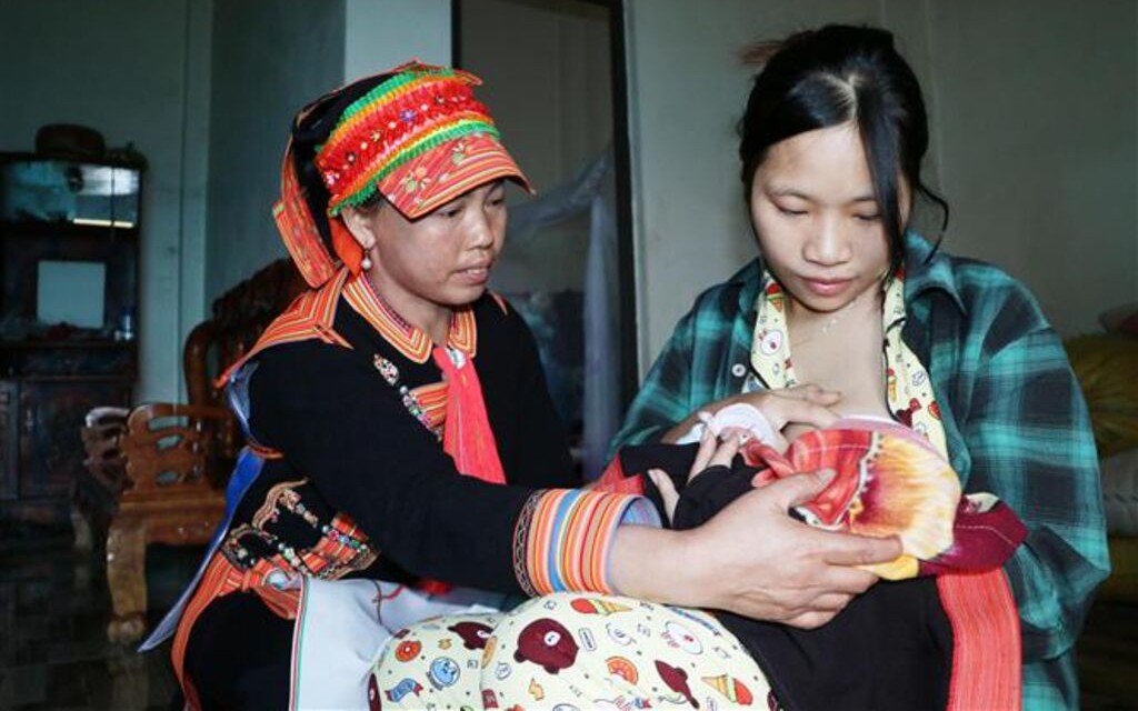 Nhiệm vụ của cô đỡ thôn bản là gì?