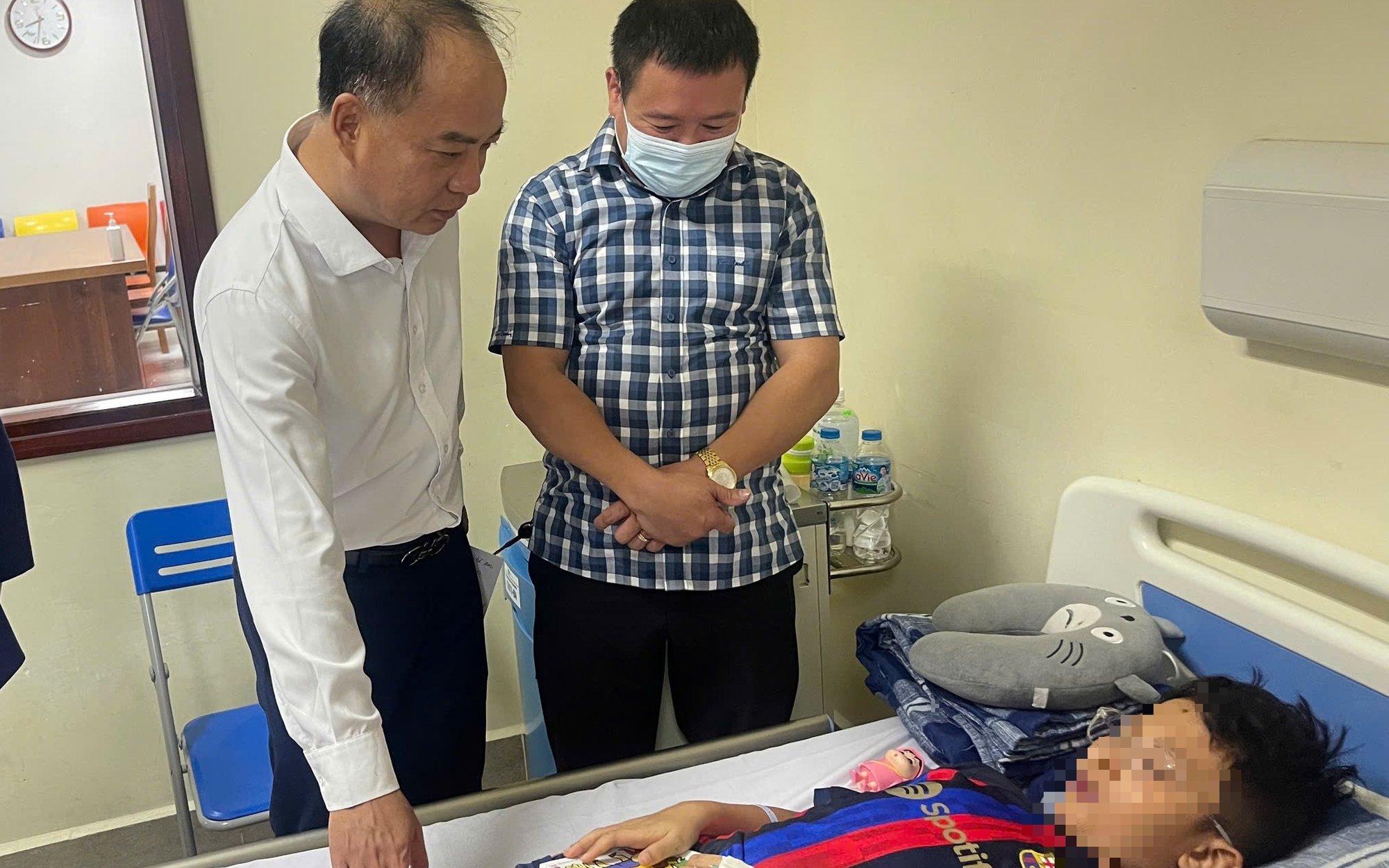Quỹ Bảo trợ trẻ em Việt Nam thăm, động viên bé trai 10 tuổi gặp nạn trong vụ lật tàu ở Quảng Ninh