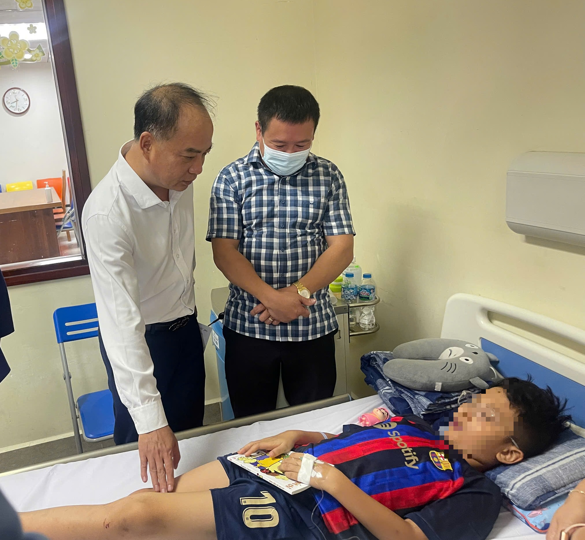 Quỹ Bảo trợ trẻ em Việt Nam thăm, động viên bé trai 10 tuổi gặp nạn trong vụ lật tàu ở Quảng Ninh- Ảnh 1. Quỹ Bảo trợ trẻ em Việt Nam thăm, động viên bé trai 10 tuổi gặp nạn trong vụ lật tàu ở Quảng Ninh- Ảnh 1.