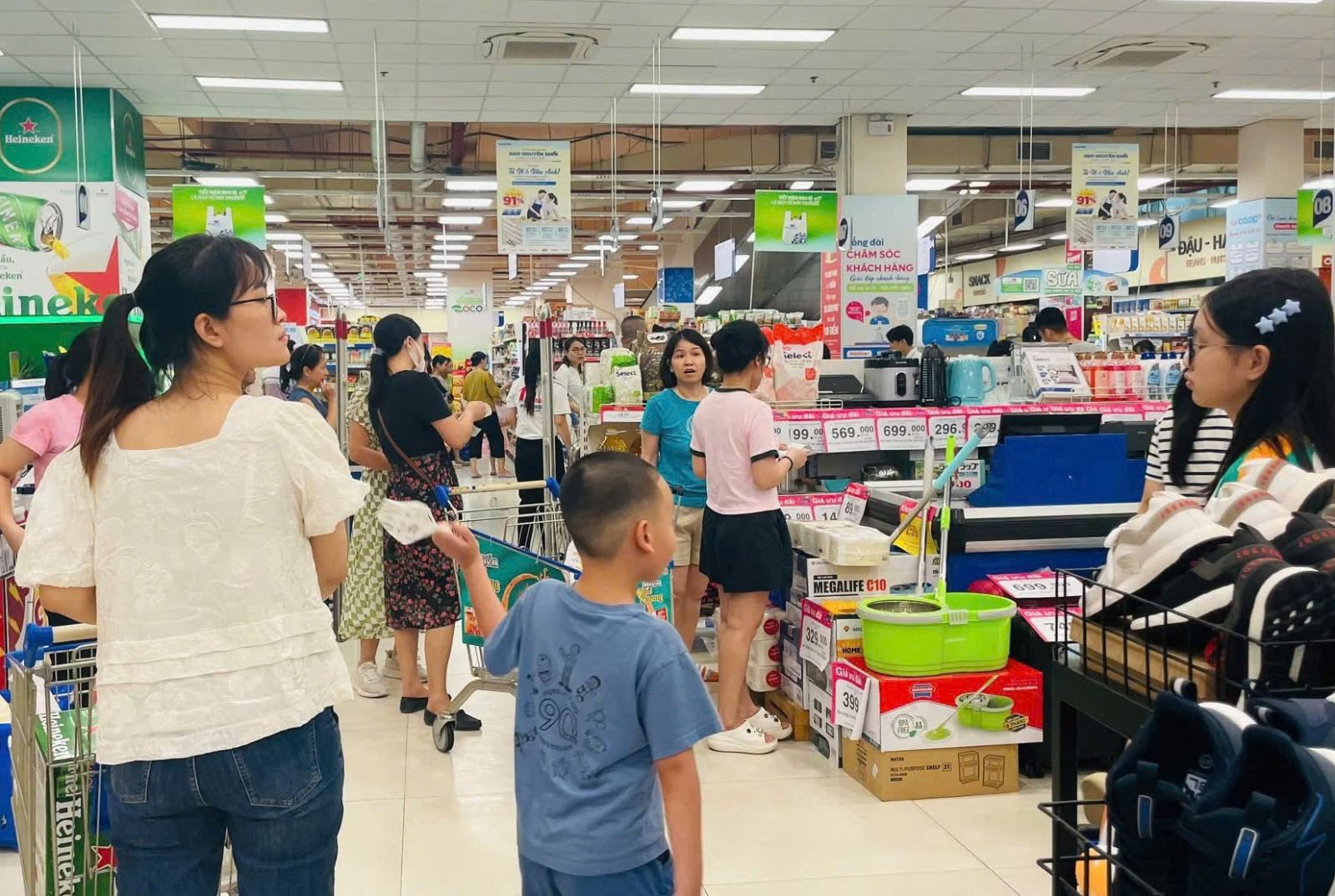Các siêu thị tăng trữ hàng, đảm bảo nguồn cung ứng phó bão Wipha- Ảnh 3. Các siêu thị tăng trữ hàng, đảm bảo nguồn cung ứng phó bão Wipha- Ảnh 3.