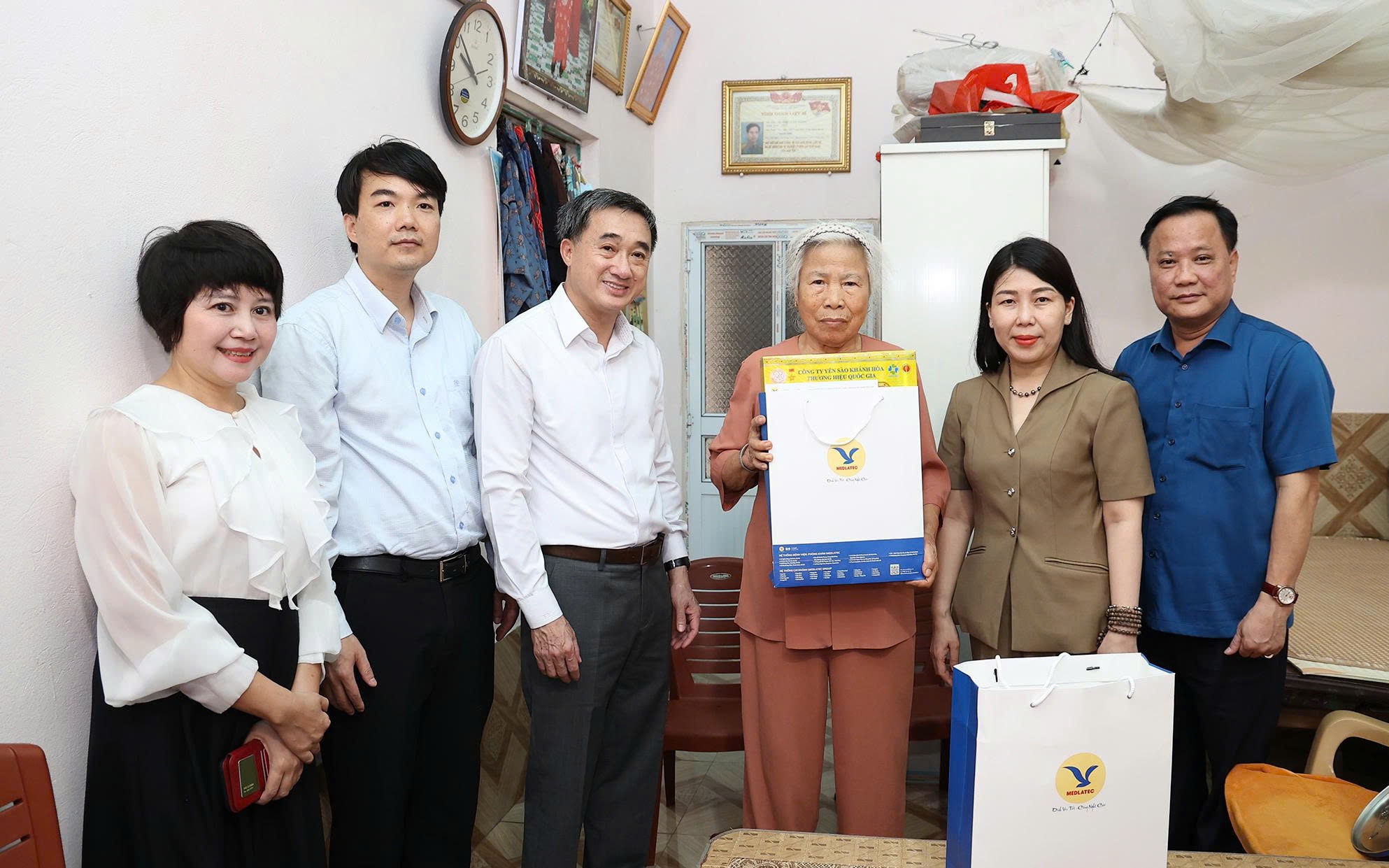 Thứ trưởng Bộ Y tế Trần Văn Thuấn thăm, tri ân các gia đình thương binh, liệt sĩ ở Hưng Yên