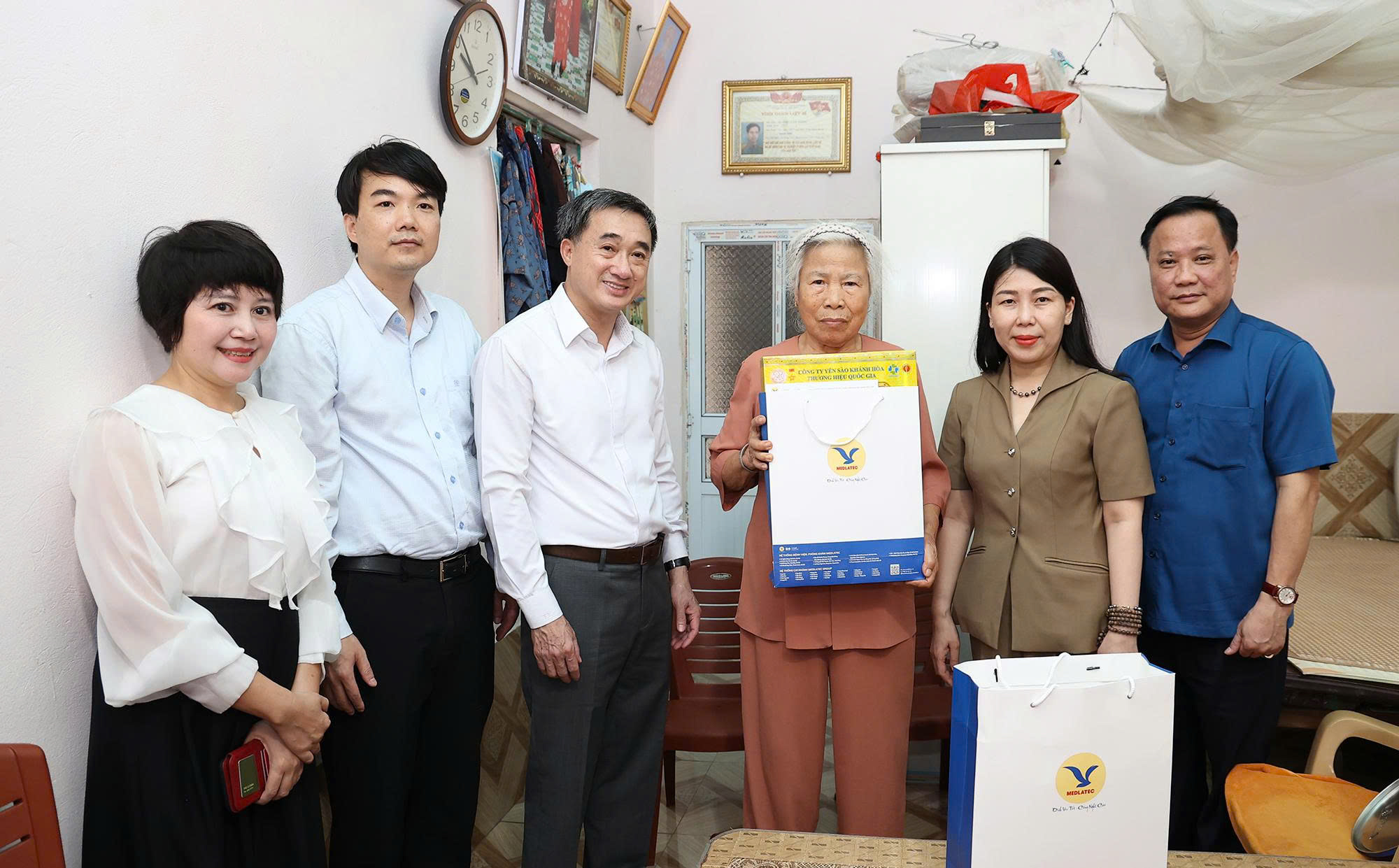 Thứ trưởng Bộ Y tế Trần Văn Thuấn thăm, tri ân các gia đình thương binh, liệt sĩ ở Hưng Yên- Ảnh 3. Thứ trưởng Bộ Y tế Trần Văn Thuấn thăm, tri ân các gia đình thương binh, liệt sĩ ở Hưng Yên- Ảnh 3.