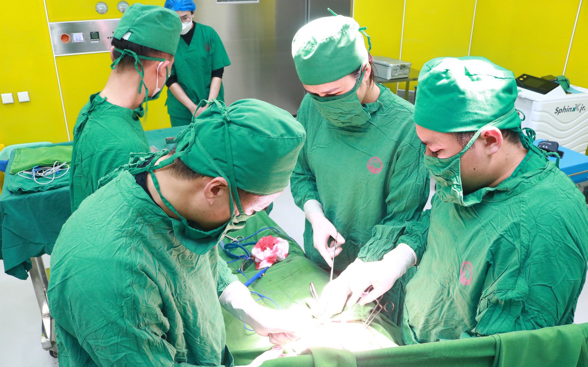 Ca phẫu thuật đặc biệt trong đêm mưa bão cứu sống 2 sản phụ chửa ngoài tử cung