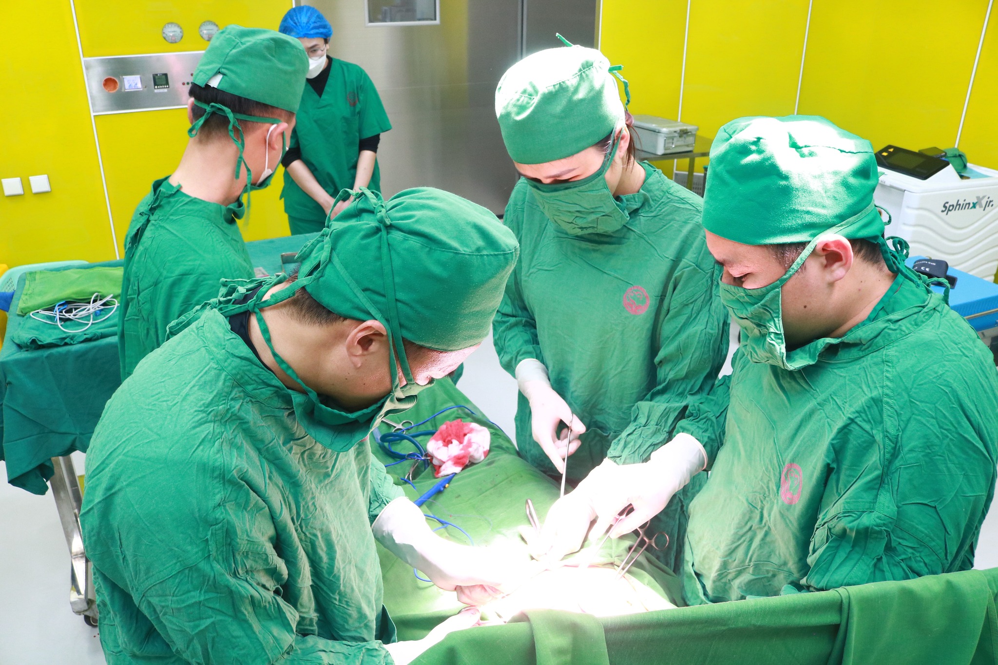 Ca phẫu thuật đặc biệt trong đêm mưa bão cứu sống 2 sản phụ chửa ngoài tử cung- Ảnh 1. Ca phẫu thuật đặc biệt trong đêm mưa bão cứu sống 2 sản phụ chửa ngoài tử cung- Ảnh 1.