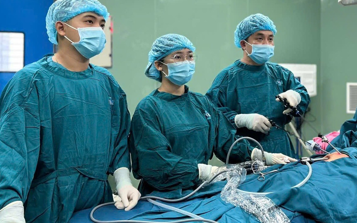 Cứu thành công sản phụ mang song thai trong và ngoài tử cung- Ảnh 2.