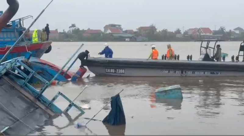 Cứu tàu cá chở 9 người lật chìm trên sông Chanh- Ảnh 1. Cứu tàu cá chở 9 người lật chìm trên sông Chanh- Ảnh 1.