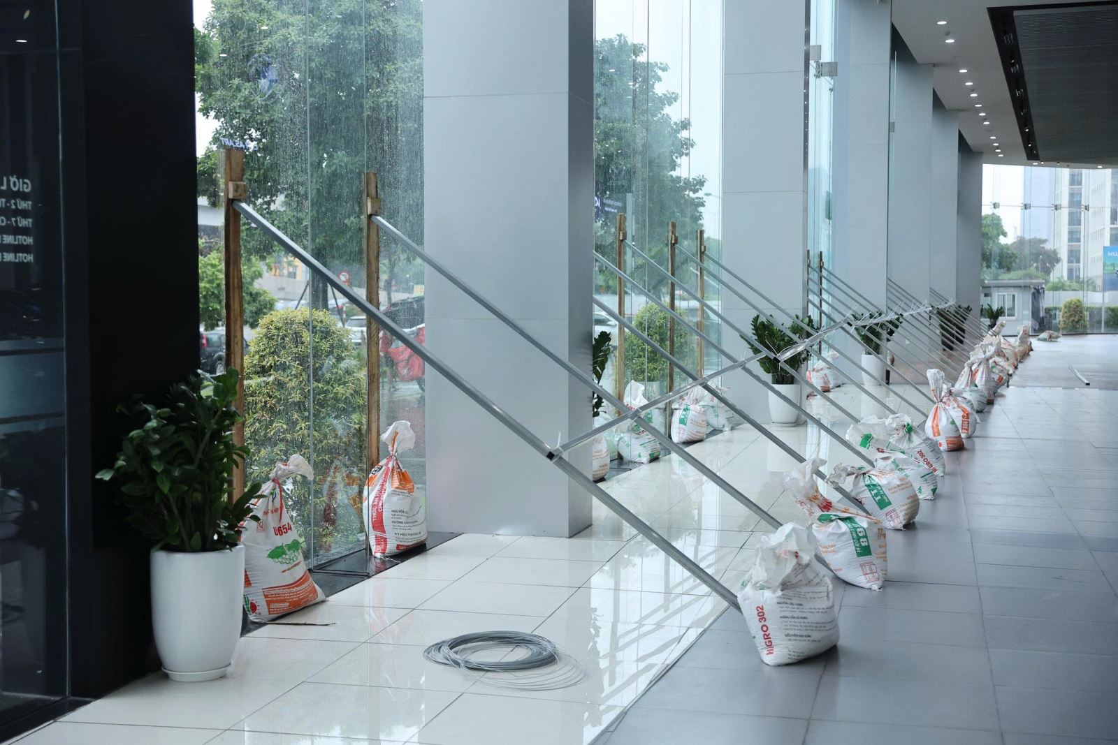 Người dân Thủ đô chằng chống nhà cửa sẵn sàng ứng phó bão Wipha- Ảnh 1. Người dân Thủ đô chằng chống nhà cửa sẵn sàng ứng phó bão Wipha- Ảnh 1.