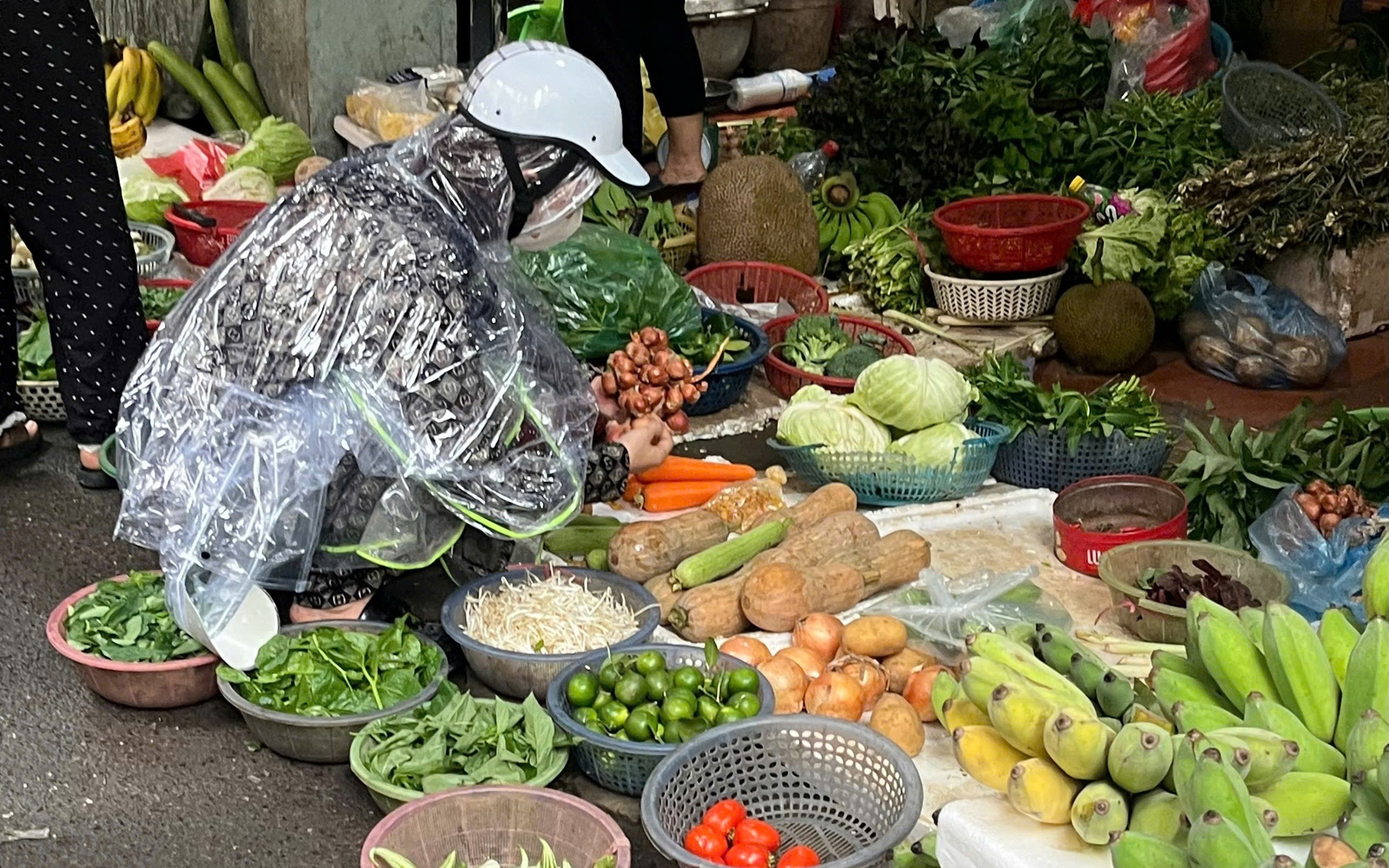 Người dân Hà Nội mua thực phẩm trước bão số 3
