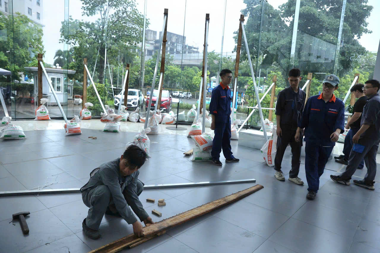 Người dân Thủ đô chằng chống nhà cửa sẵn sàng ứng phó bão Wipha- Ảnh 2. Người dân Thủ đô chằng chống nhà cửa sẵn sàng ứng phó bão Wipha- Ảnh 2.