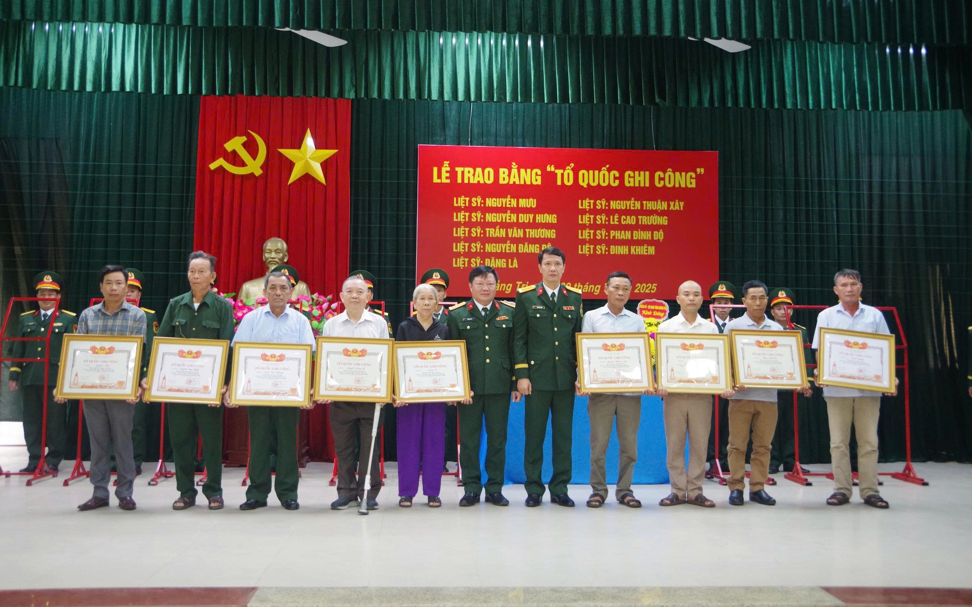 Trao Bằng Tổ quốc ghi công cho thân nhân 9 liệt sĩ ở Quảng Trị