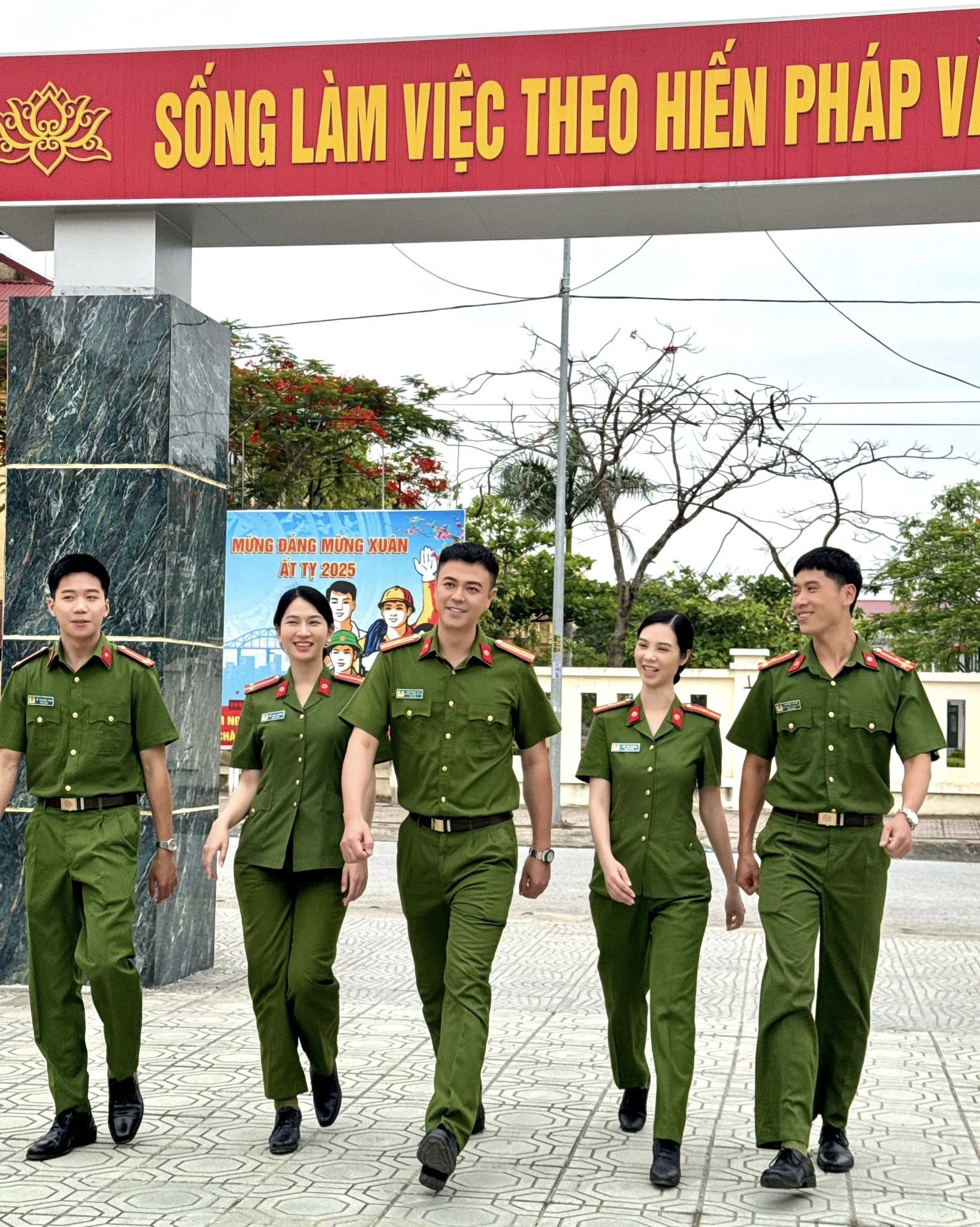 Nam diễn viên công an xã trong phim nối sóng 'Dịu dàng màu nắng', tuổi U50 có cuộc sống viên mãn, sự nghiệp thăng hoa- Ảnh 10. Nam diễn viên công an xã trong phim nối sóng 'Dịu dàng màu nắng', tuổi U50 có cuộc sống viên mãn, sự nghiệp thăng hoa- Ảnh 10.