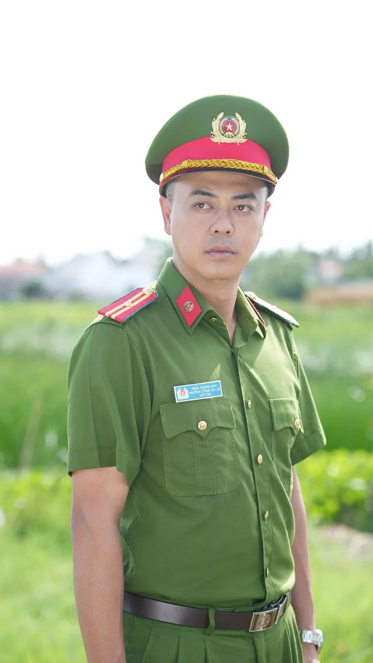 Nam diễn viên công an xã trong phim nối sóng 'Dịu dàng màu nắng', tuổi U50 có cuộc sống viên mãn, sự nghiệp thăng hoa- Ảnh 9. Nam diễn viên công an xã trong phim nối sóng 'Dịu dàng màu nắng', tuổi U50 có cuộc sống viên mãn, sự nghiệp thăng hoa- Ảnh 9.