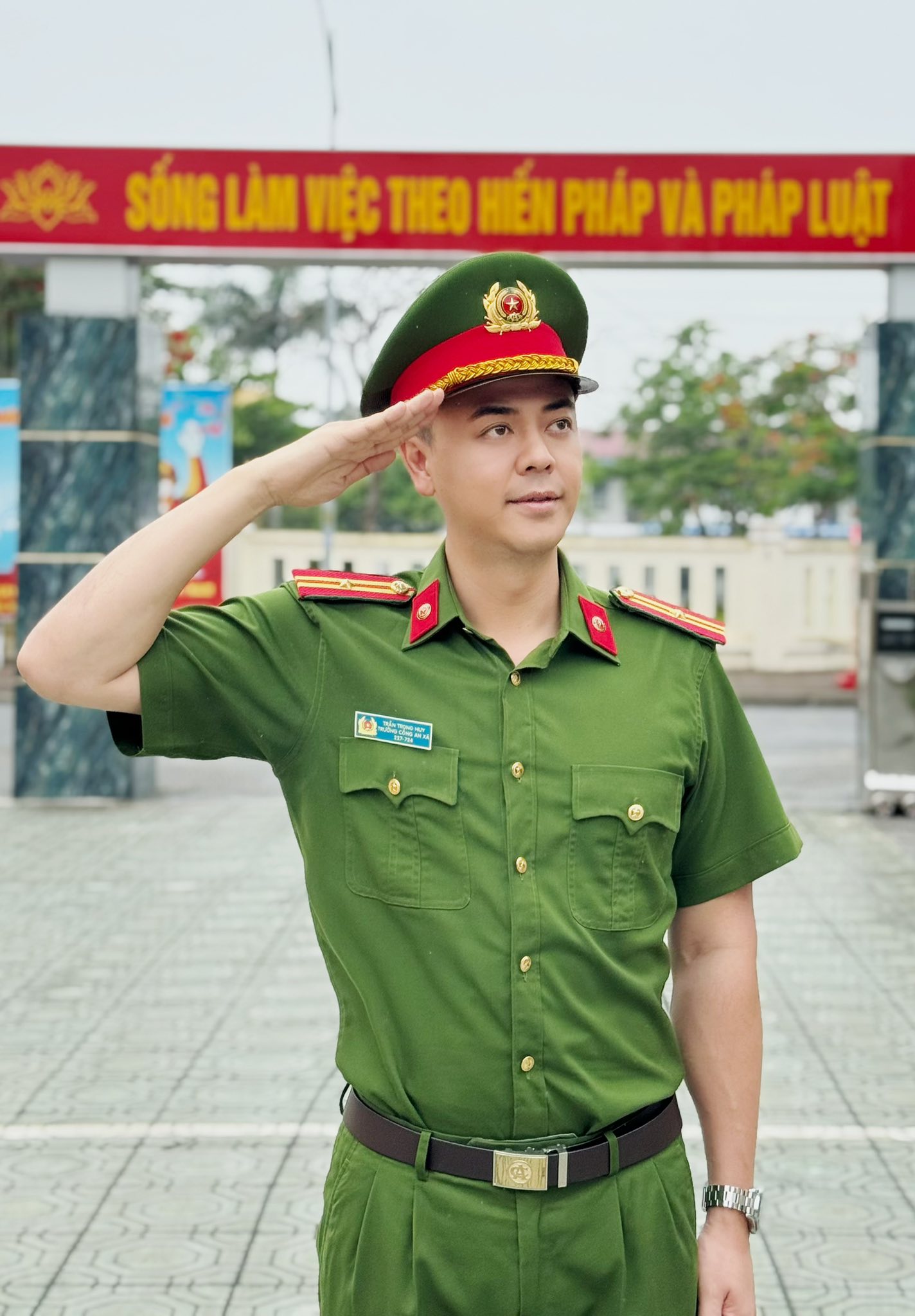 Nam diễn viên công an xã trong phim nối sóng 'Dịu dàng màu nắng', tuổi U50 có cuộc sống viên mãn, sự nghiệp thăng hoa- Ảnh 11. Nam diễn viên công an xã trong phim nối sóng 'Dịu dàng màu nắng', tuổi U50 có cuộc sống viên mãn, sự nghiệp thăng hoa- Ảnh 11.