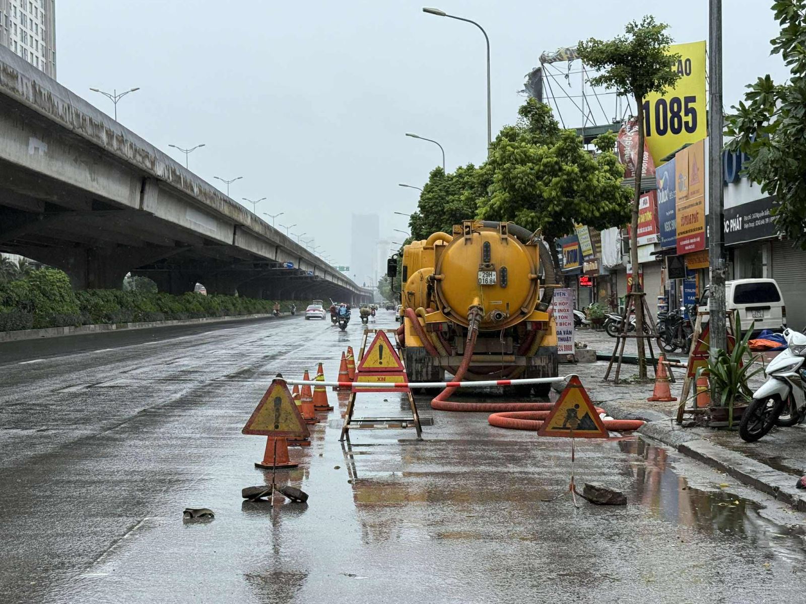 Người dân Thủ đô chằng chống nhà cửa sẵn sàng ứng phó bão Wipha- Ảnh 9. Người dân Thủ đô chằng chống nhà cửa sẵn sàng ứng phó bão Wipha- Ảnh 9.