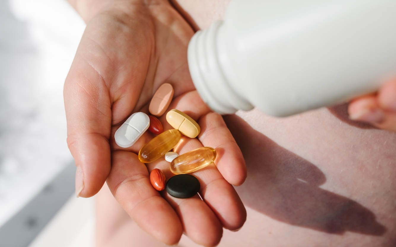 Người già có nên uống vitamin tổng hợp mỗi ngày?