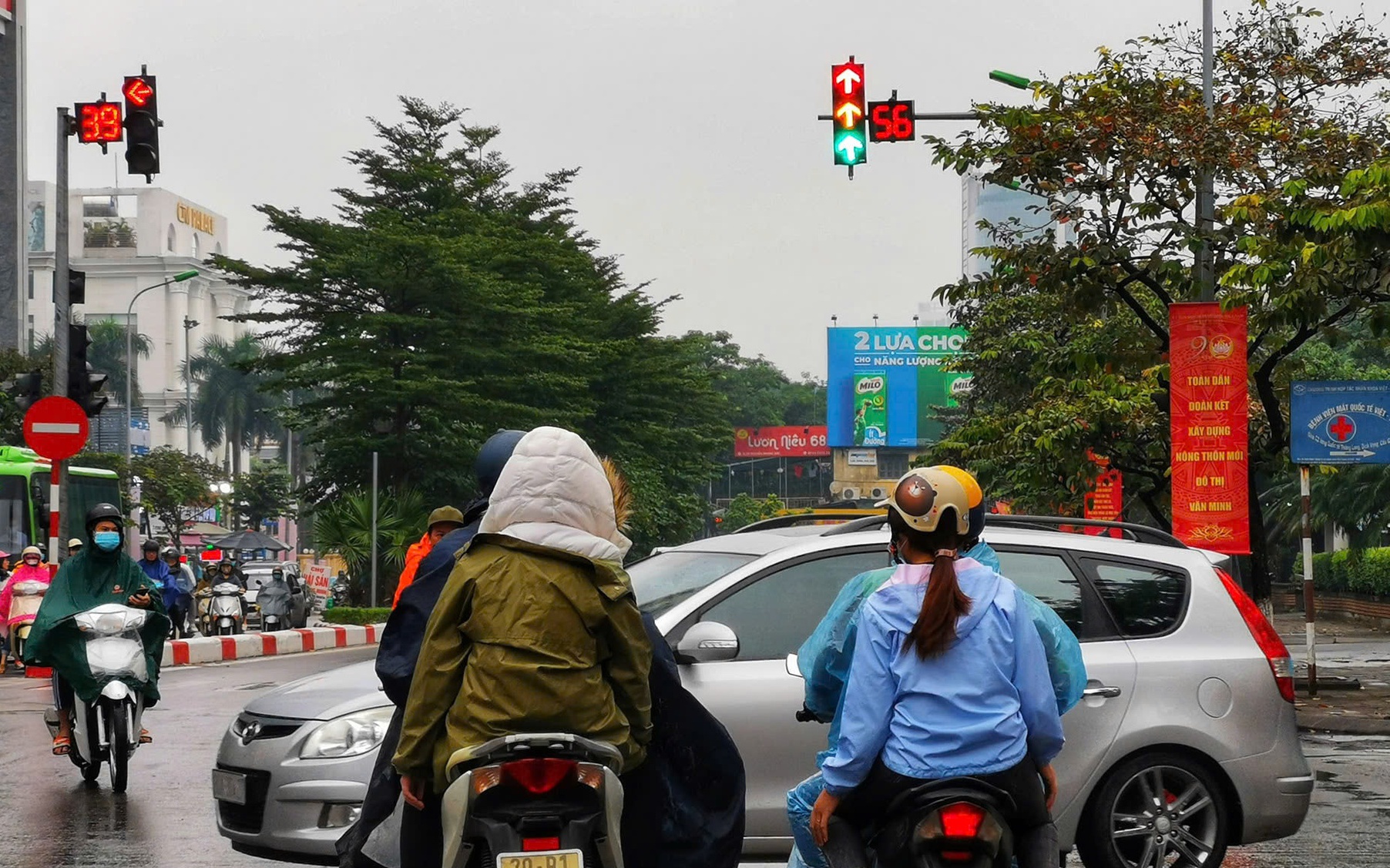 Vì sao đèn đếm lùi tại nhiều nút giao Hà Nội ngừng hoạt động?- Ảnh 1.