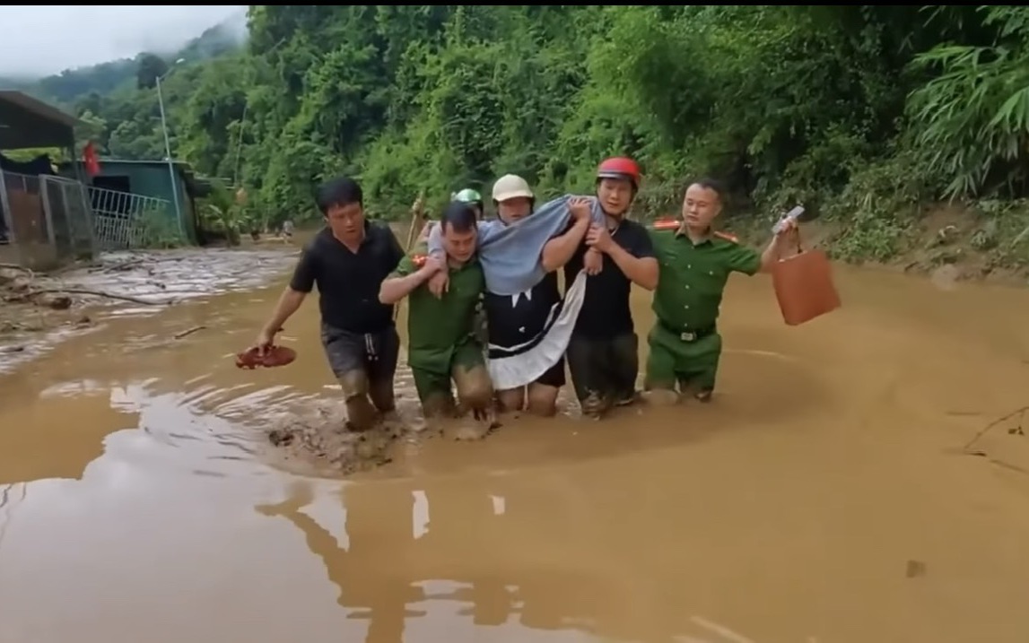 Công an xã ở Nghệ An vượt lũ, lội bùn đưa sản phụ đi sinh