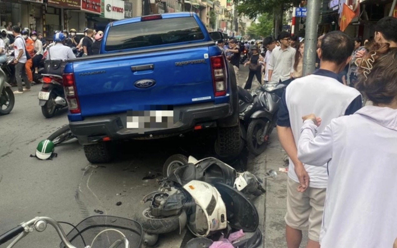 Hà Nội: Ô tô tông liên hoàn nhiều xe máy tại phố Khâm Thiên