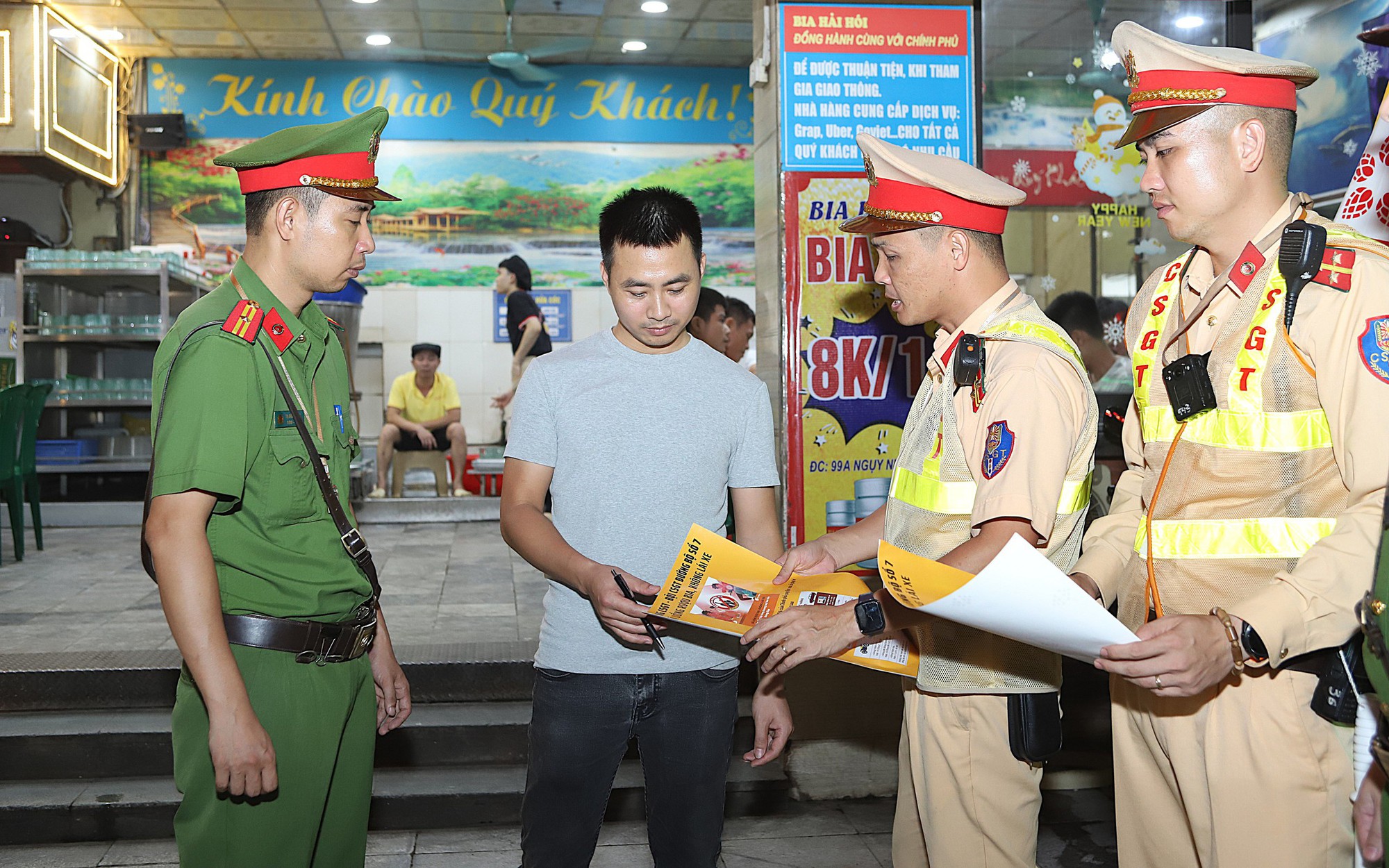 CSGT nhắc nhở dân nhậu tận bàn, kiểm soát vi phạm cồn ngay gần quán bia