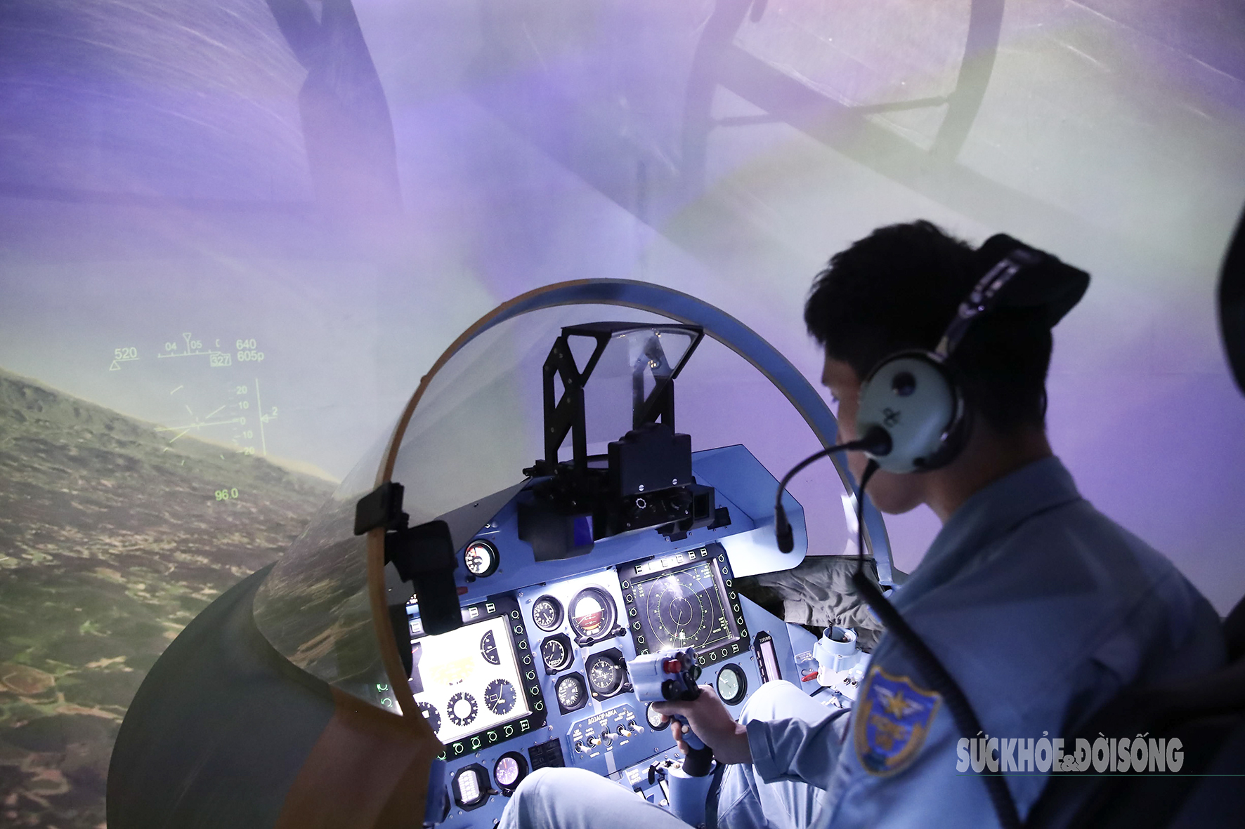 Khám phá buồng tập lái Su-30MK2 hiện đại do Việt Nam chế tạo- Ảnh 4. Khám phá buồng tập lái Su-30MK2 hiện đại do Việt Nam chế tạo- Ảnh 4.