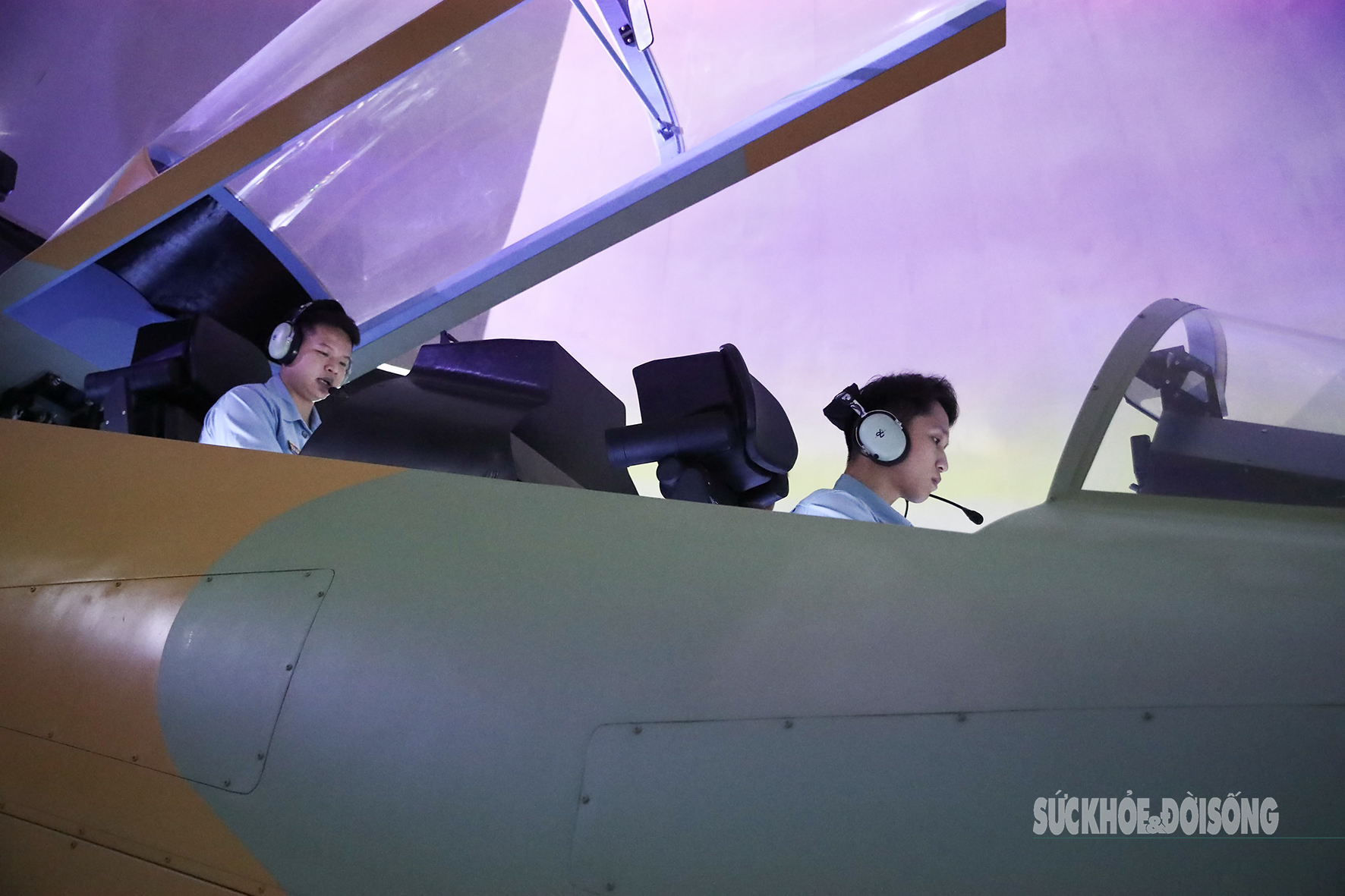 Khám phá buồng tập lái Su-30MK2 hiện đại do Việt Nam chế tạo- Ảnh 6. Khám phá buồng tập lái Su-30MK2 hiện đại do Việt Nam chế tạo- Ảnh 6.
