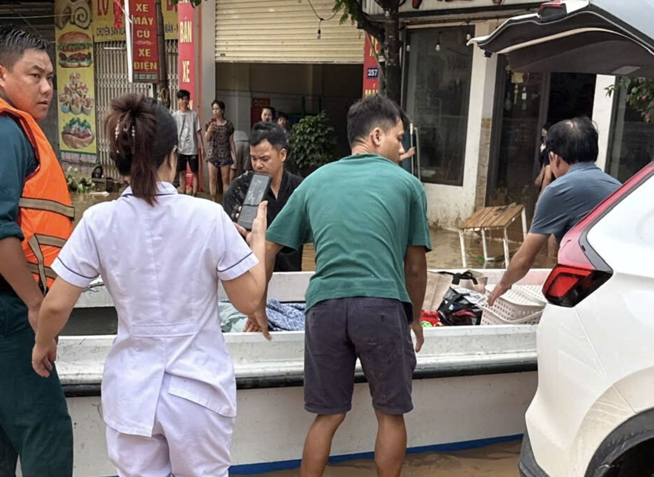 Lũ ùn ùn đổ về trong đêm, y bác sĩ khẩn cấp sơ tán bệnh nhân bằng thuyền- Ảnh 2.