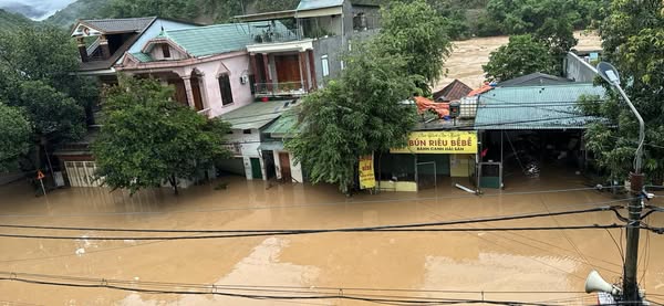 Mưa lũ kỷ lục nhấn chìm miền Tây Nghệ An, hàng trăm hộ dân chạy đua với lũ dữ- Ảnh 6. Mưa lũ kỷ lục nhấn chìm miền Tây Nghệ An, hàng trăm hộ dân chạy đua với lũ dữ- Ảnh 6.