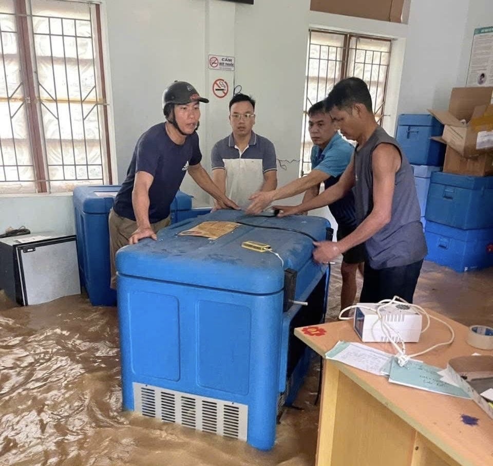 Nhiều cơ sở y tế ở Nghệ An bị ngập sâu, ngành Y tế căng mình ứng phó- Ảnh 5. Nhiều cơ sở y tế ở Nghệ An bị ngập sâu, ngành Y tế căng mình ứng phó- Ảnh 5.