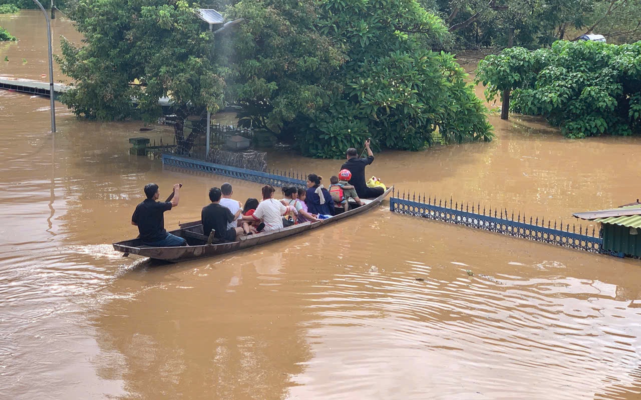 Nhiều cơ sở y tế ở Nghệ An bị ngập sâu, ngành Y tế căng mình ứng phó