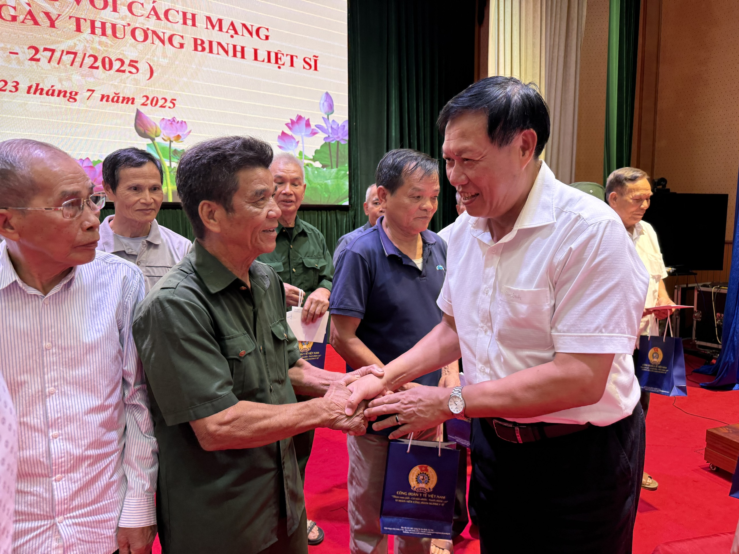 Bộ Y tế và Công đoàn Y tế Việt Nam tri ân, trao tặng 953 suất quà đến các gia đình người có công ở Hưng Yên- Ảnh 1. Bộ Y tế và Công đoàn Y tế Việt Nam tri ân, trao tặng 953 suất quà đến các gia đình người có công ở Hưng Yên- Ảnh 1.