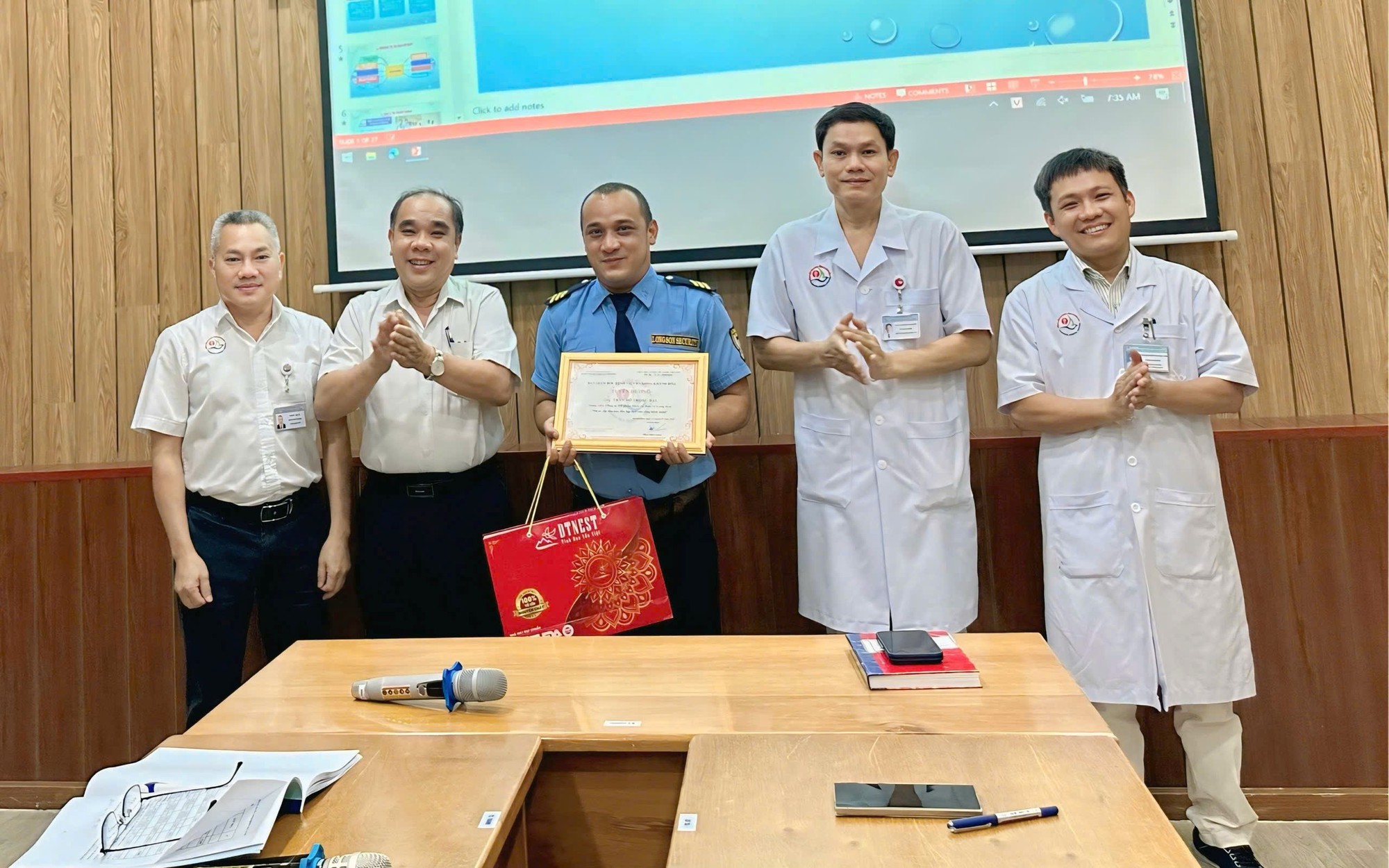 Tuyên dương bảo vệ cứu sống người ngưng tim, ngưng thở trên bãi biển Nha Trang