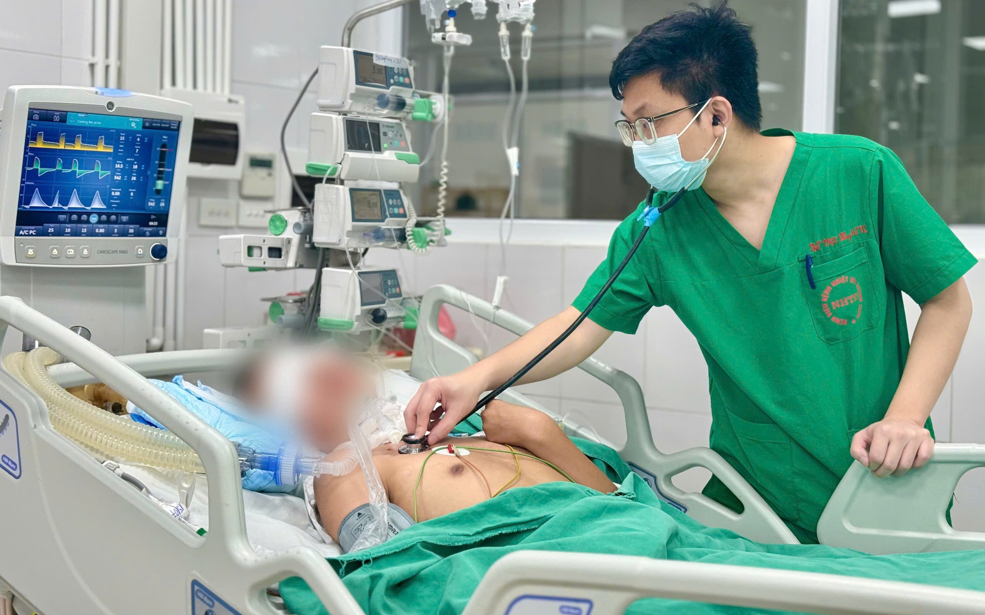 Đột nhiên sốt cao liên tục, thanh niên 17 tuổi bị tổn thương sâu trong não