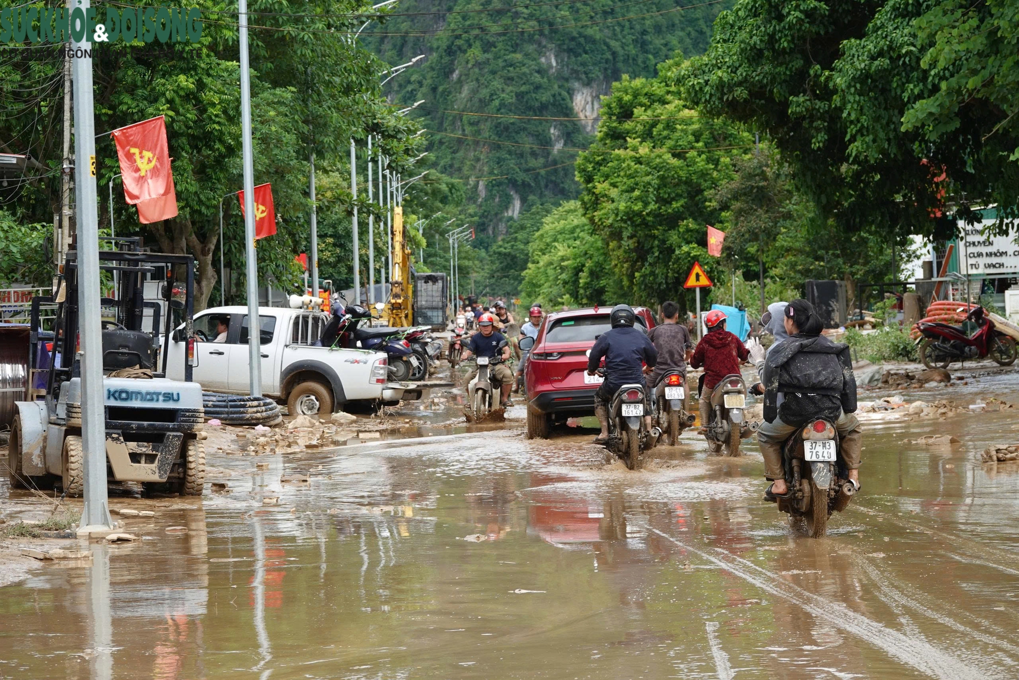 Người dân oằn mình vớt vát chút tài sản trong bùn đất sau lũ- Ảnh 1.