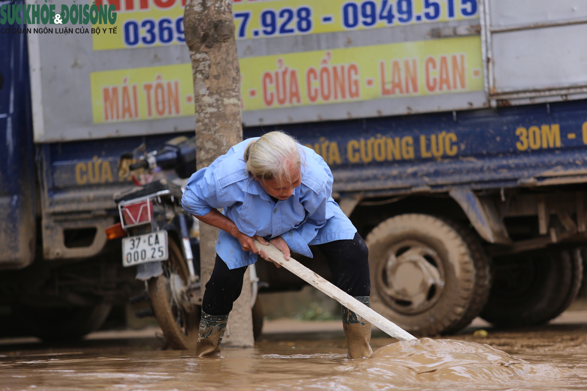 Người dân oằn mình vớt vát chút tài sản trong bùn đất sau lũ- Ảnh 2.