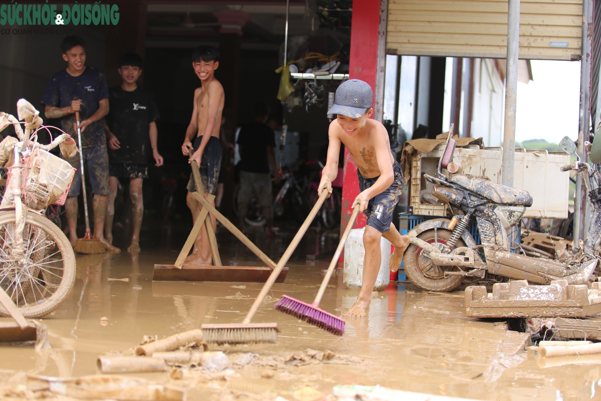 Người dân oằn mình vớt vát chút tài sản trong bùn đất sau lũ- Ảnh 7.