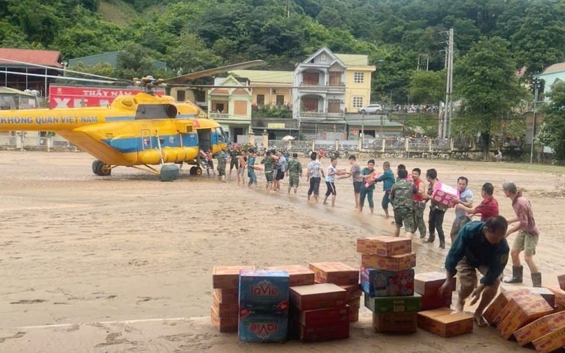 Quân đội sẽ tổ chức thêm 4 chuyến bay chuyển hàng cứu trợ đến vùng lũ Nghệ An