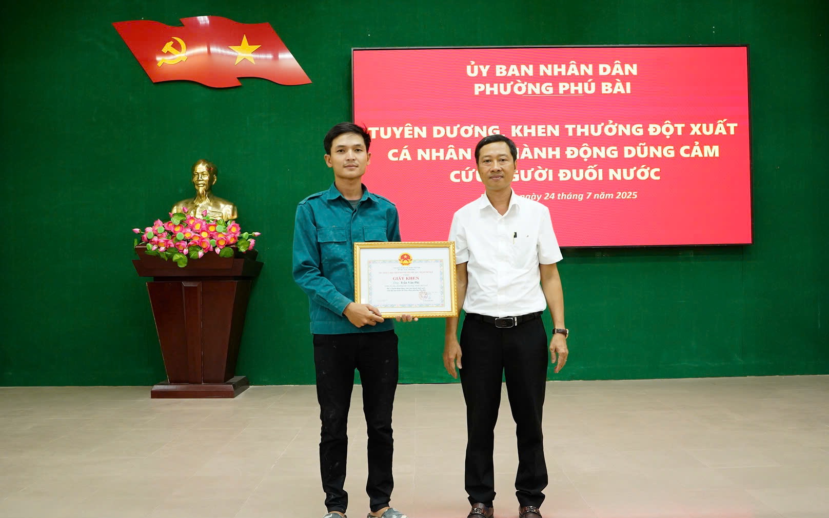 Khen thưởng thanh niên dũng cảm cứu người đuối nước ở Huế
