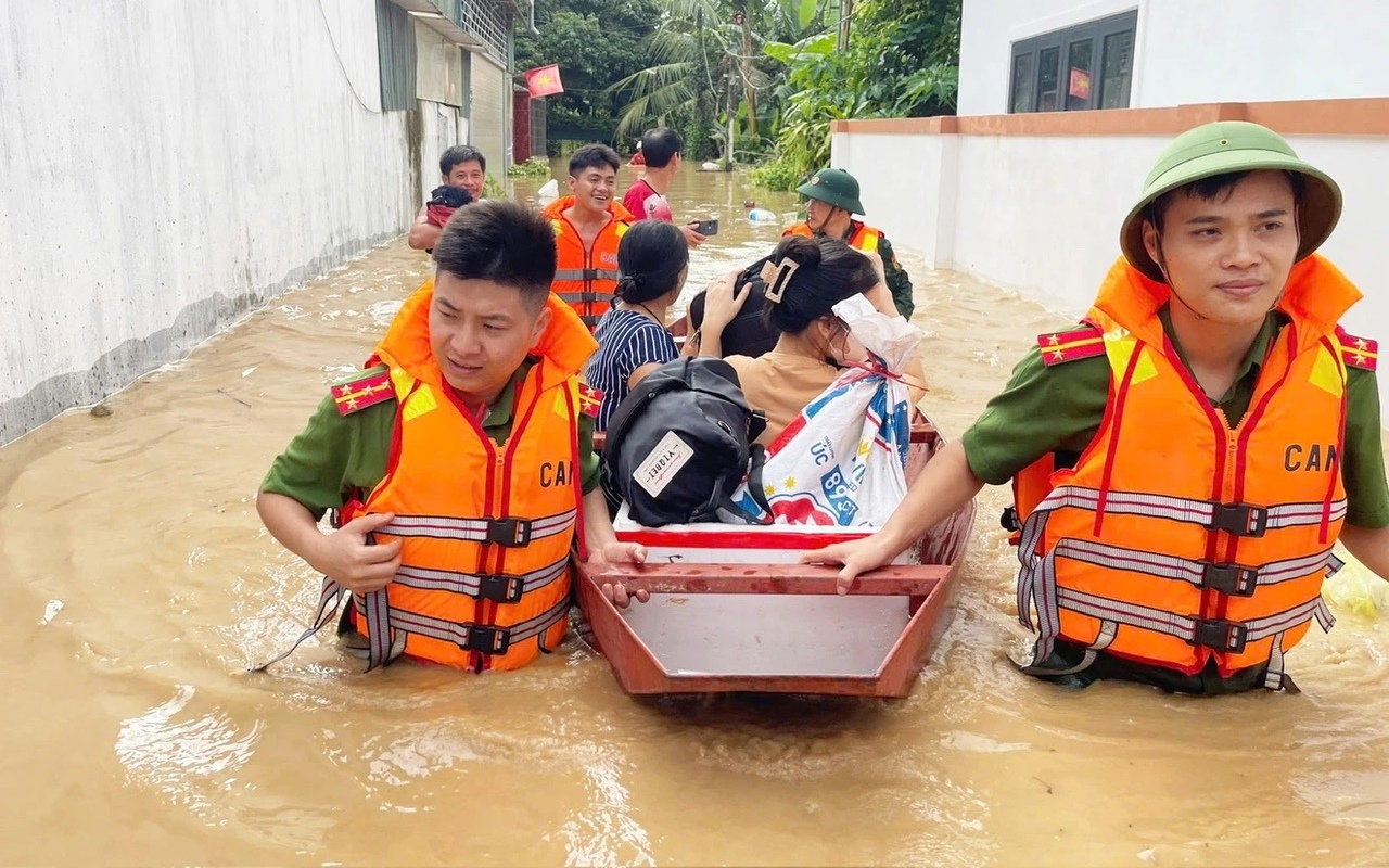 Nước sông Lam tiếp tục dâng cao, người dân vùng hạ du tất tả chạy lũ
