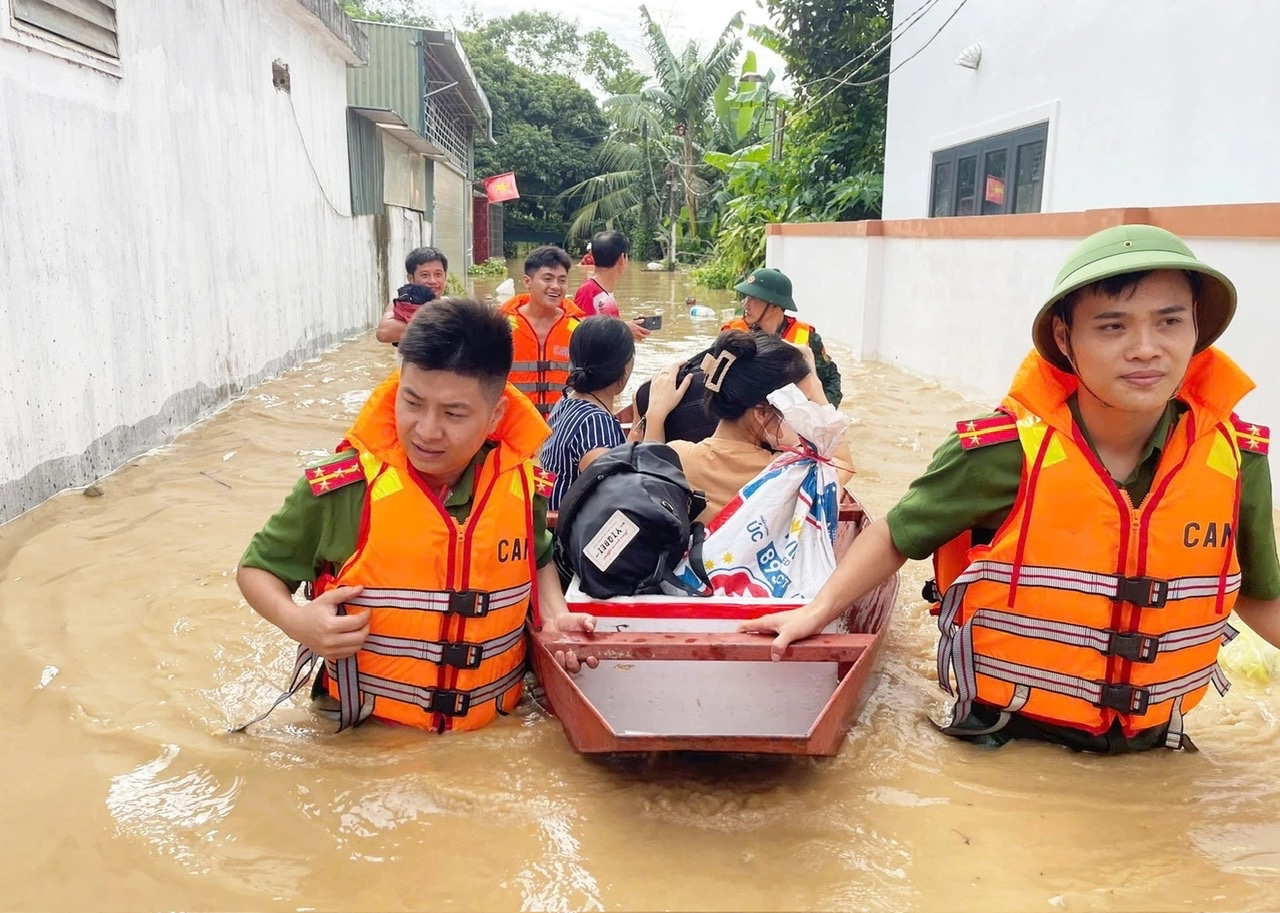 Nước sông Lam tiếp tục dâng cao, người dân vùng hạ du tất tả chạy lũ- Ảnh 5.