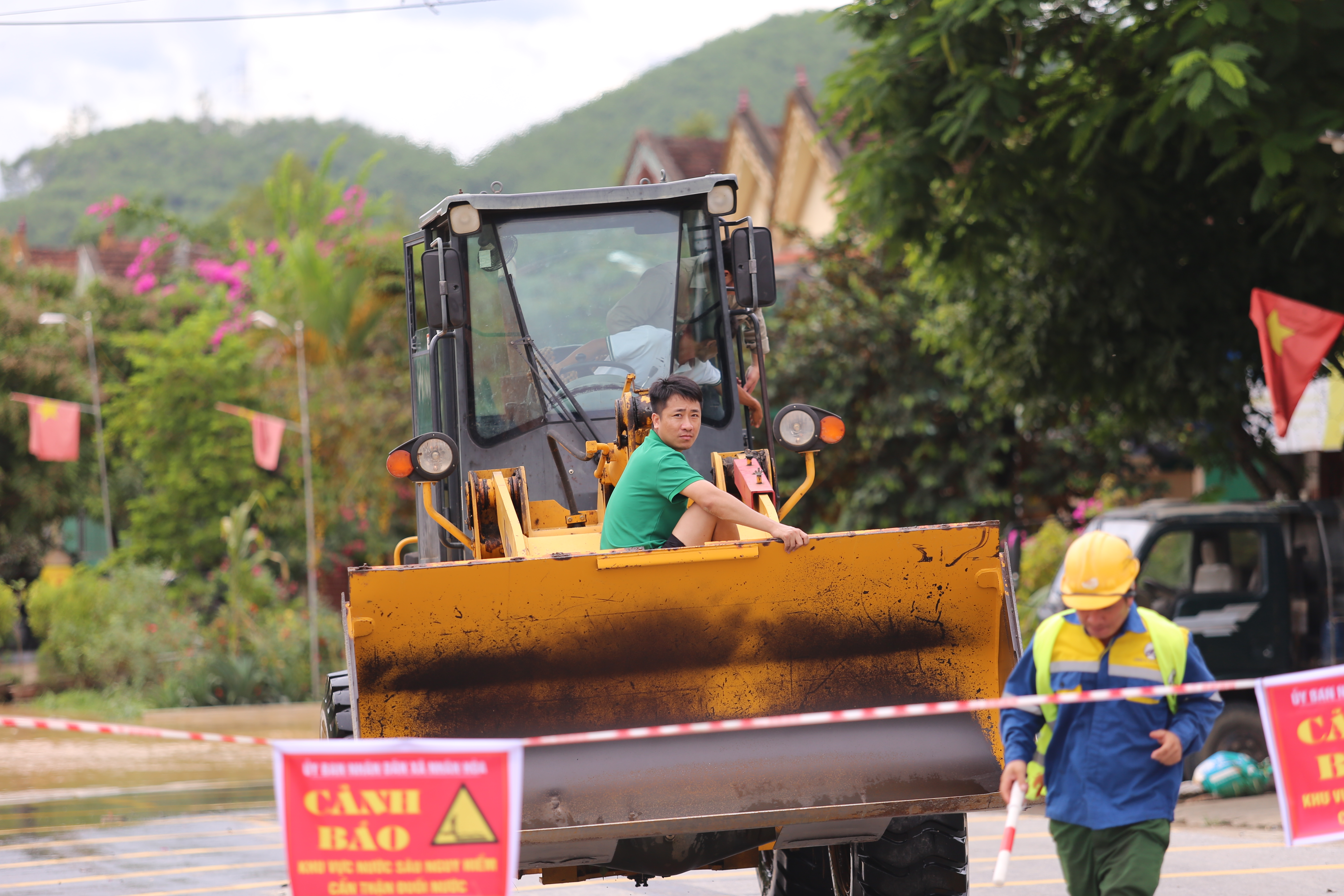 Nước sông Lam tiếp tục dâng cao, người dân vùng hạ du tất tả chạy lũ- Ảnh 10.